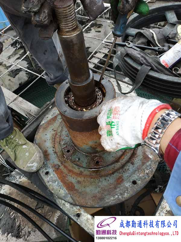 四川遂宁冷却塔减速机轴承更换现场