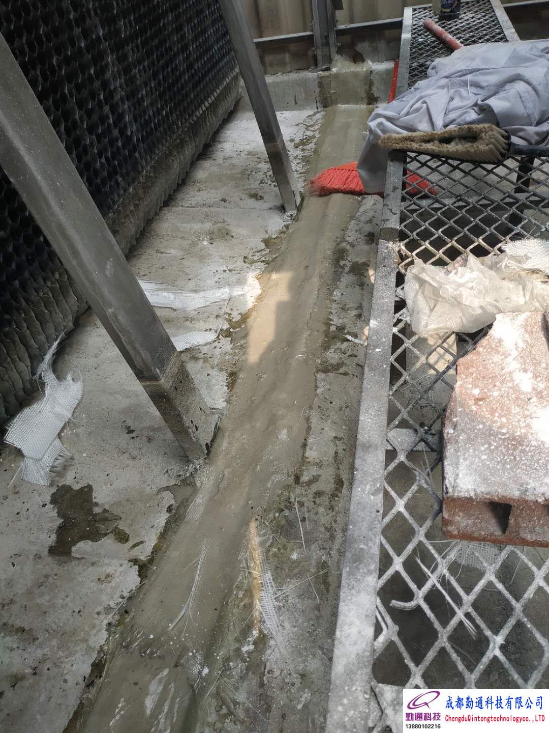 邛崃升和制药厂3台冷却塔接水盘补漏现场