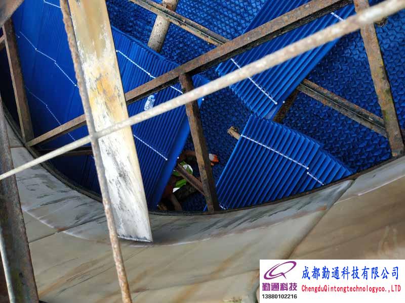 成都龙泉4台方形逆流冷却塔填料喷头更换维修施工现场