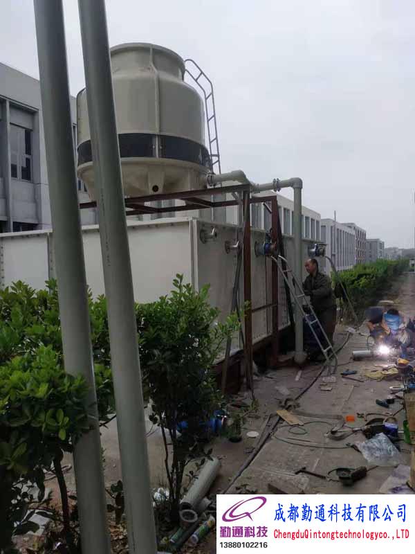 淮口80T冷却塔27方玻璃钢水箱水泵管道冷却塔循环系统安装现场